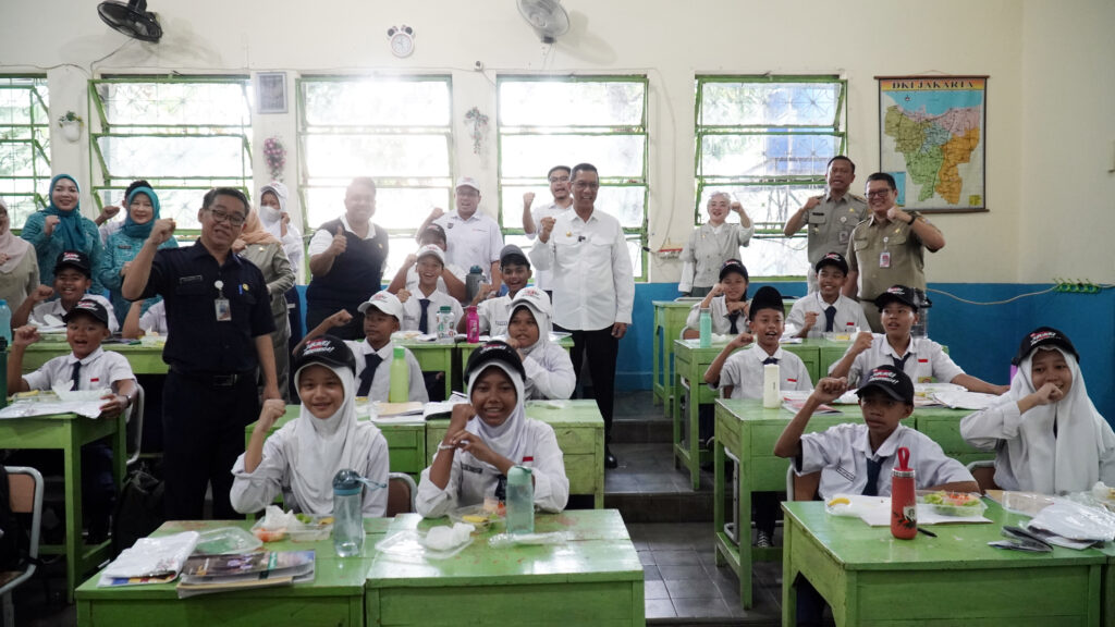 Perumda Dharma Jaya Bagikan 1.000 Paket MGB di SMPN Manggarai 03 Jakarta Selatan